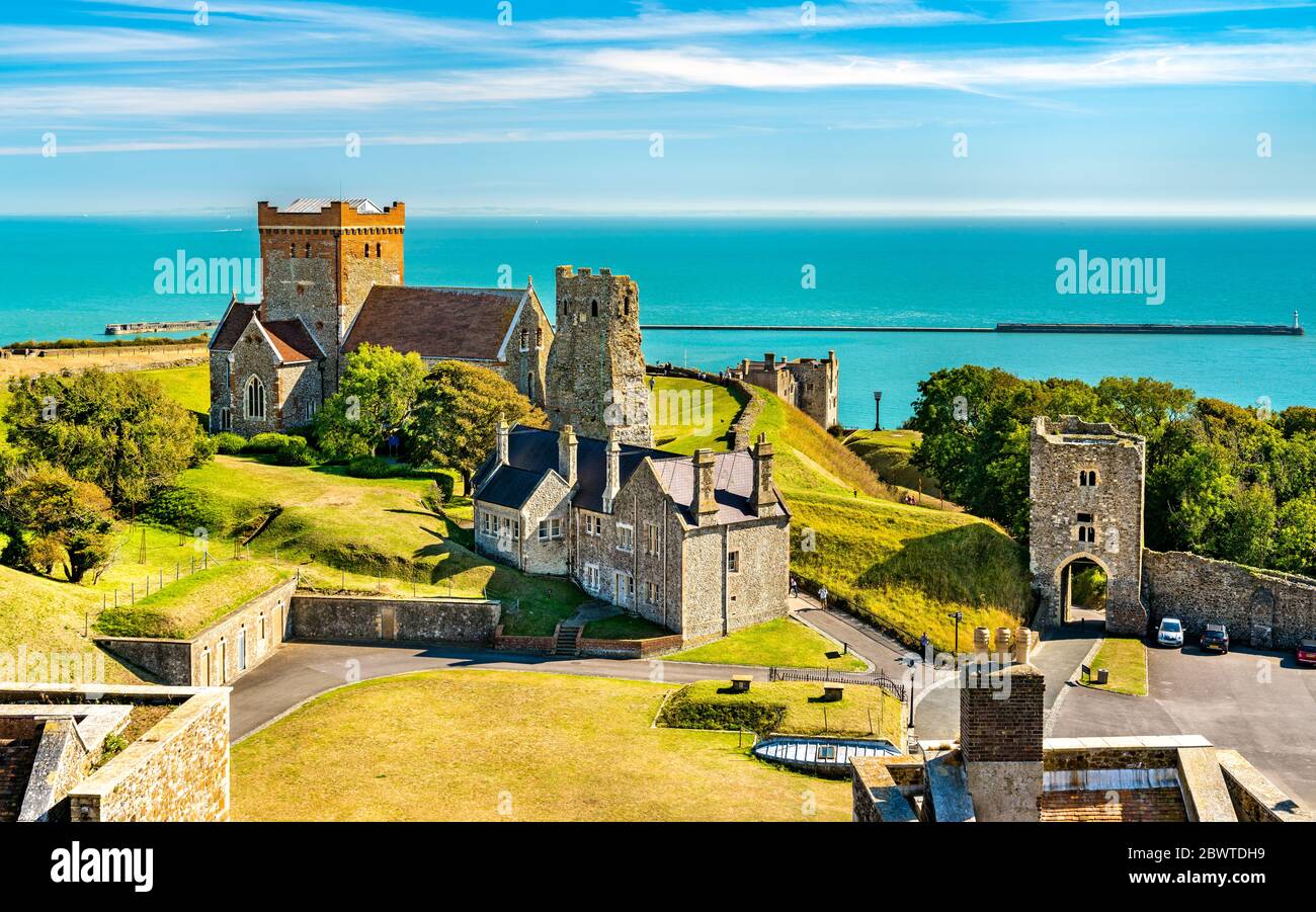 St Mary in Castro Kirche und ein römischer Leuchtturm am Dover Castle in England Stockfoto