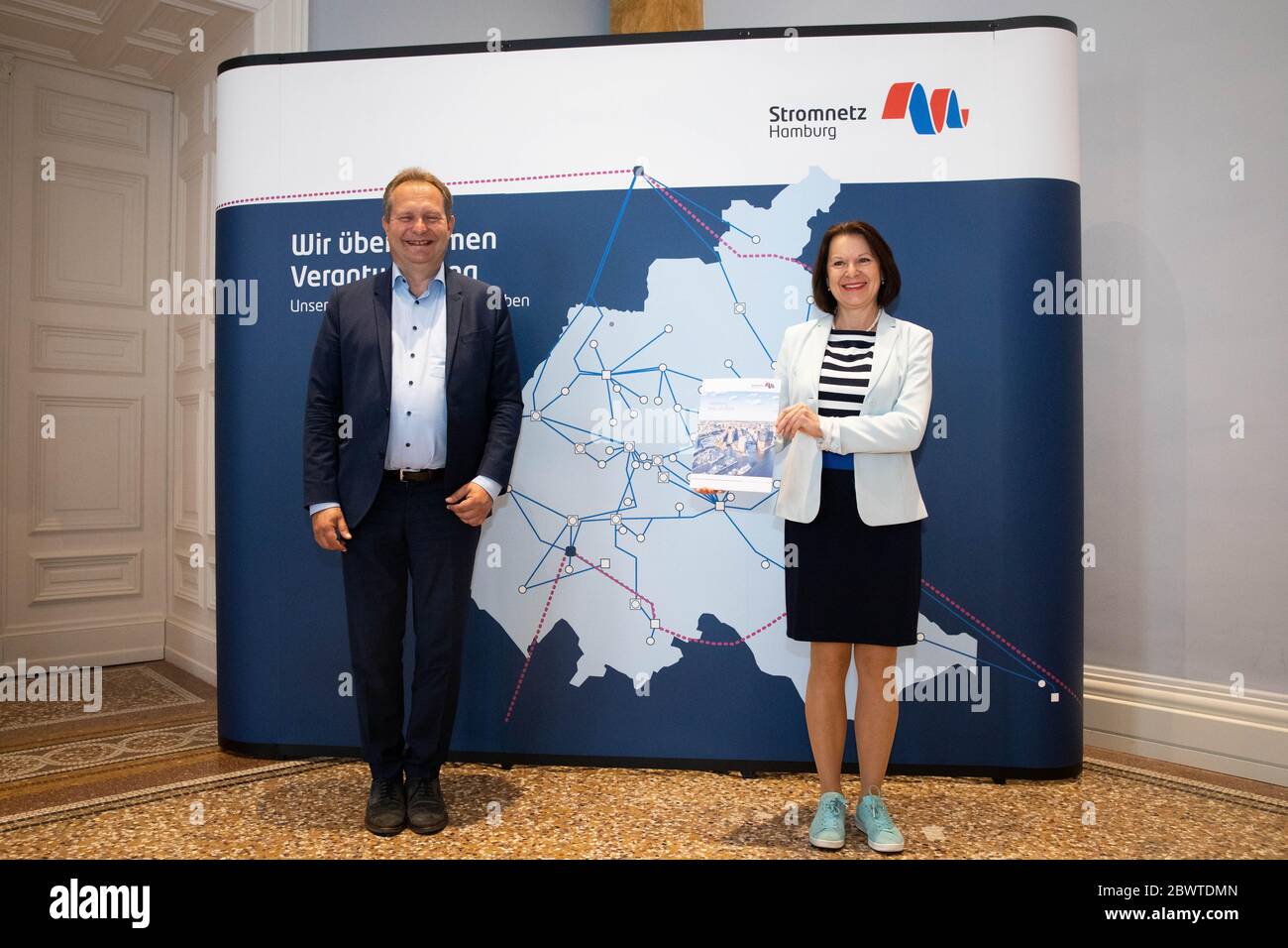 Hamburg, Deutschland. Juni 2020. Karin Pfäffle, Geschäftsführerin Stromnetz Hamburg, und Jens Kerstan (Bündnis90/die Grünen), Senator für Umwelt und Energie in Hamburg, werden den Geschäftsbericht 2019 auf einer Pressekonferenz zum Jahresabschluss der Stromnetz Hamburg AG vorstellen. Das Hamburger Stromnetz bereitet sich mit hohen Investitionen auf zukünftige Herausforderungen vor und erwirtschaftet gleichzeitig erhebliche Gewinne für das Budget der Stadt. Kredit: Christian Charisius/dpa/Alamy Live News Stockfoto