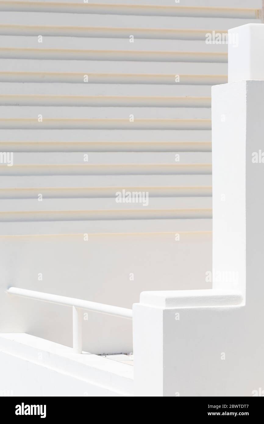 Minimalistische architektonische Studie von horizontalen Linien und weißen Säule in Viareggio, Toskana, Italien. Stockfoto
