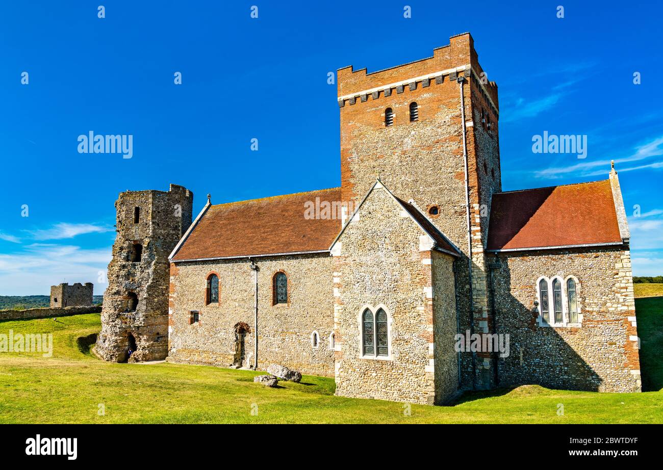 St Mary in Castro Kirche und ein römischer Leuchtturm am Dover Castle in England Stockfoto