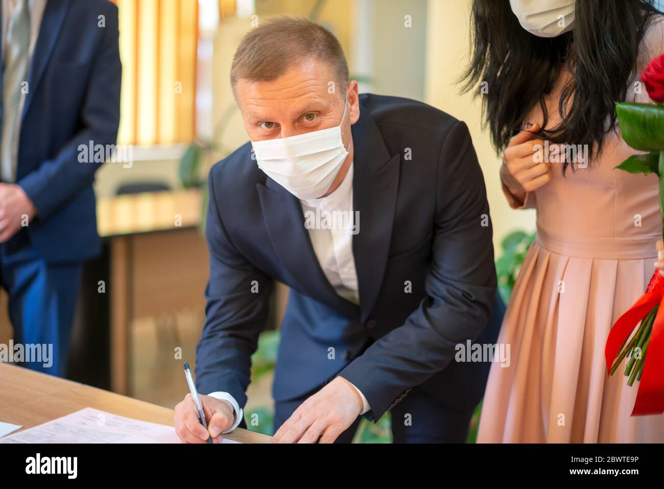 Galati, Rumänien - 10. April 2020:Paar verliebt gerade verheiratet in einer Kovid-Pandemie. Hochzeitsurkunde wird unterschrieben Stockfoto