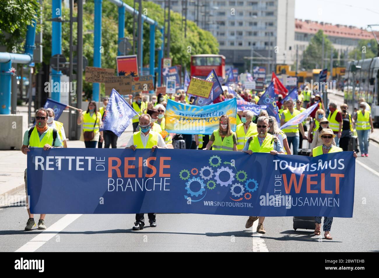 Dresden, Deutschland. Juni 2020. Teilnehmer einer Demonstration unter dem Motto "Tourismus kurz vor Ohnmacht" gehen mit dem Banner "Rettet die Reisebranche" auf der Wilsdruffer Straße. Mit der Demonstration wollen die Reiseveranstalter und Busunternehmen auf die schwierige aktuelle Situation der Tourismusbranche hinweisen. Quelle: Sebastian Kahnert/dpa-Zentralbild/dpa/Alamy Live News Stockfoto