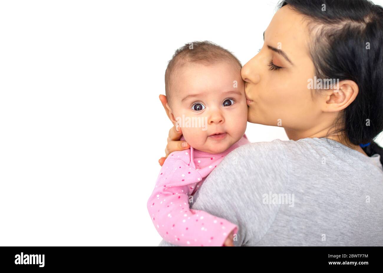 Bild von glücklicher Mutter mit liebenswert Baby (Fokus auf Kind) Stockfoto