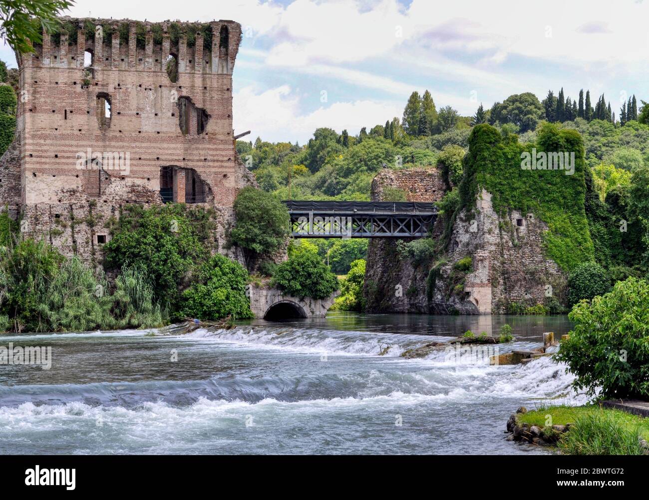 Die Visconteo Brücke in Borghetto am Mincio Fluss. Festungsbrücke aus dem Jahr 1393. Stockfoto