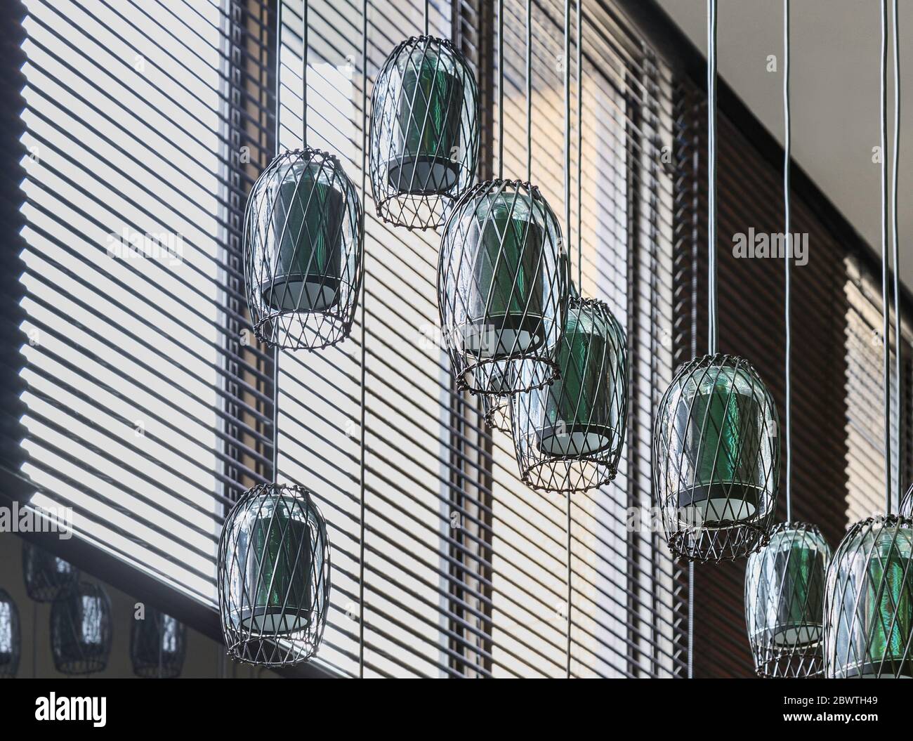Moderne dekorative grüne predant Lampen in der Nähe von Fenster Nahaufnahme  Stockfotografie - Alamy