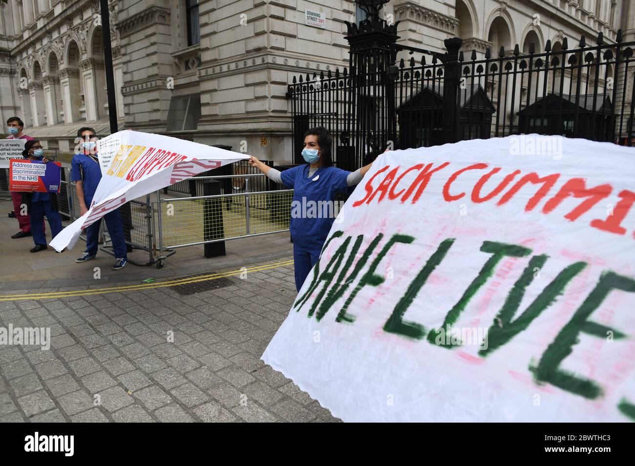 Krankenschwestern protestieren vor Downing Street, London, und fordern eine Gehälter-Erhöhung, echten Schutz gegen COVID-19 und die Freigabe der Überprüfung der britischen Gesundheitsbehörde über die Todesfälle von BAME NHS-Mitarbeitern. Stockfoto