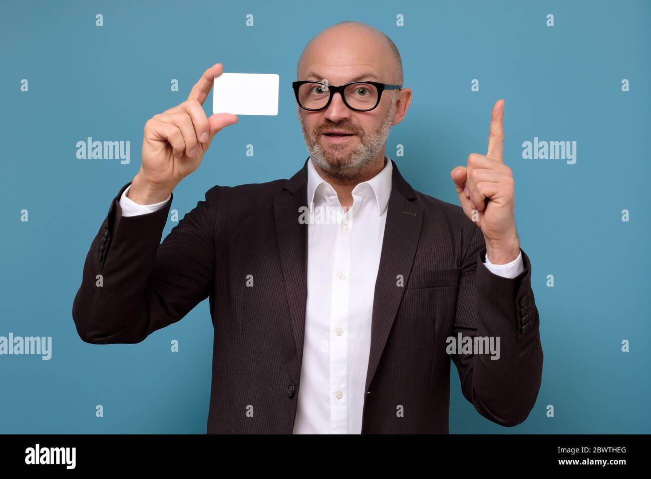 Zufrieden reifen Mann zeigt Index Finger nach oben Stockfoto
