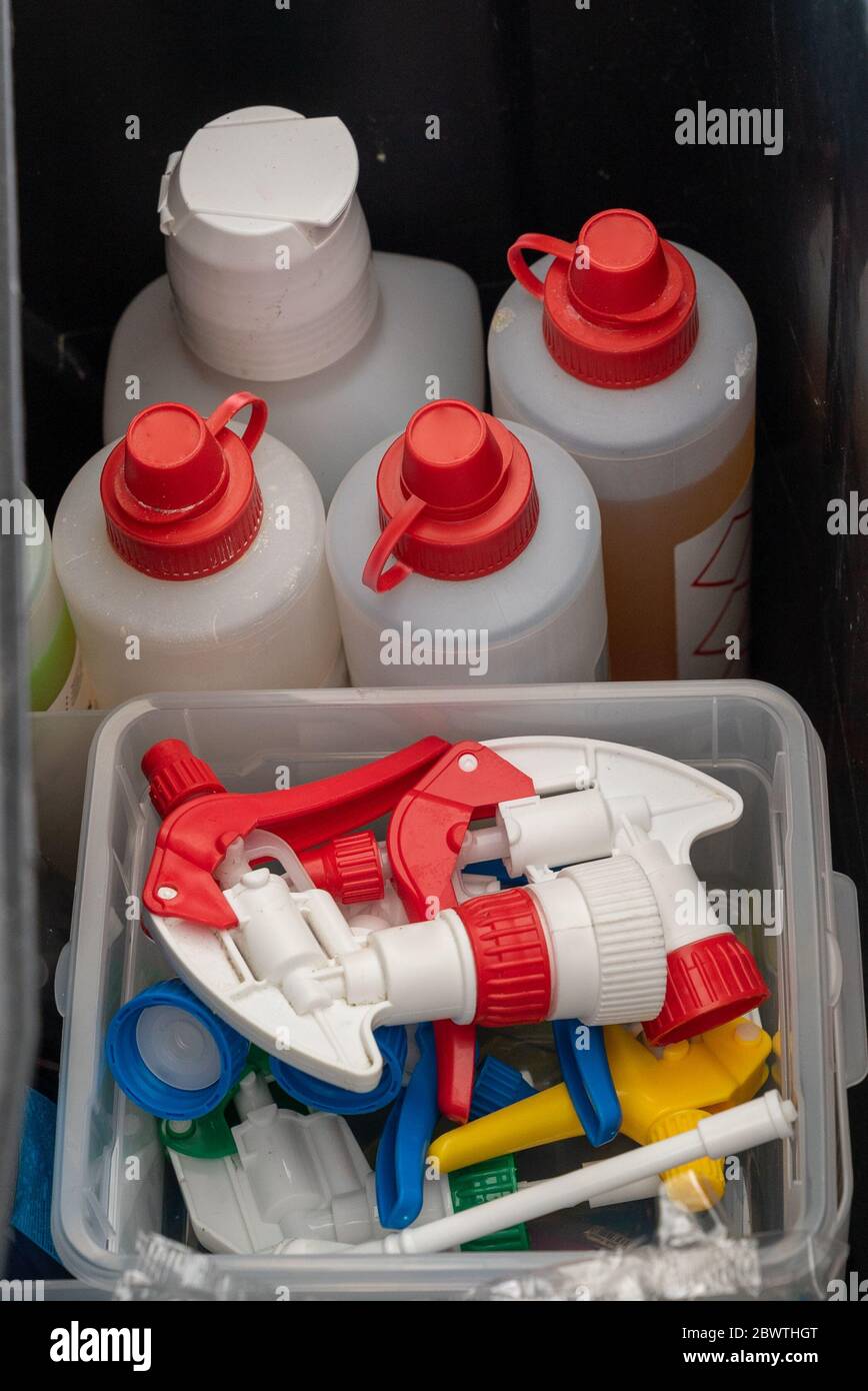 Ein Blick von oben auf einen Eimer mit verschiedenen bunten Reinigungsmitteln und Sprühflaschen Tops und Pumpen Stockfoto