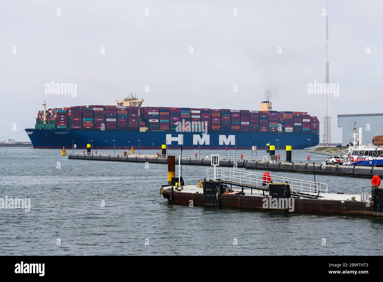 ROTTERDAM, 03-06-2020, Grootste containerschip ter wereld HMM Algeciras arriveert in Rotterdam. Größtes Containerschiff der Welt HMM Algeciras kommt in Rotterdam an Credit: Pro Shots/Alamy Live News Stockfoto