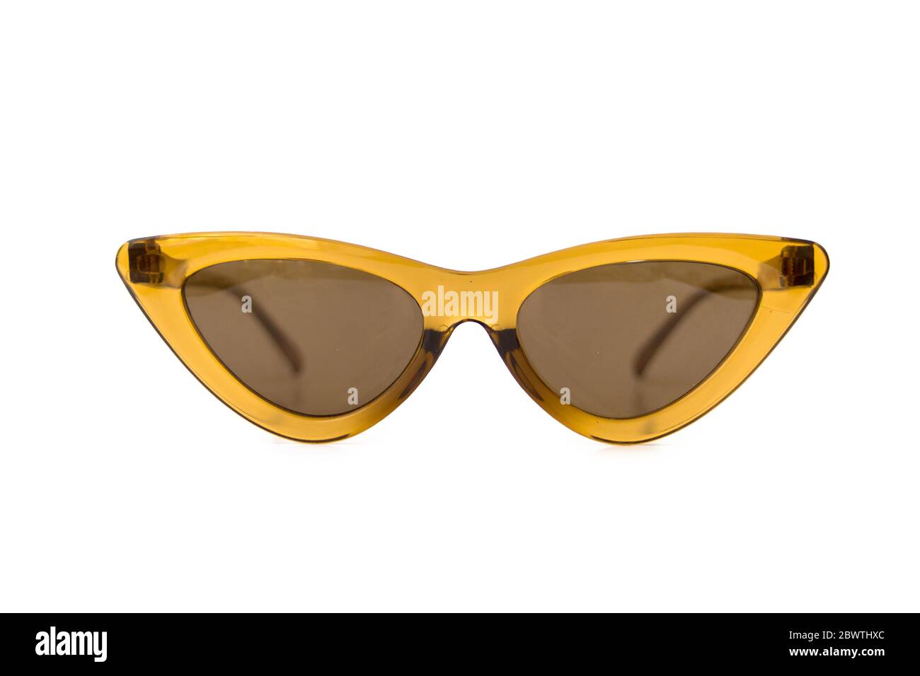 Gelbe Katzenaugen Sonnenbrille auf isoliertem weißem Hintergrund, Vorderansicht Stockfoto