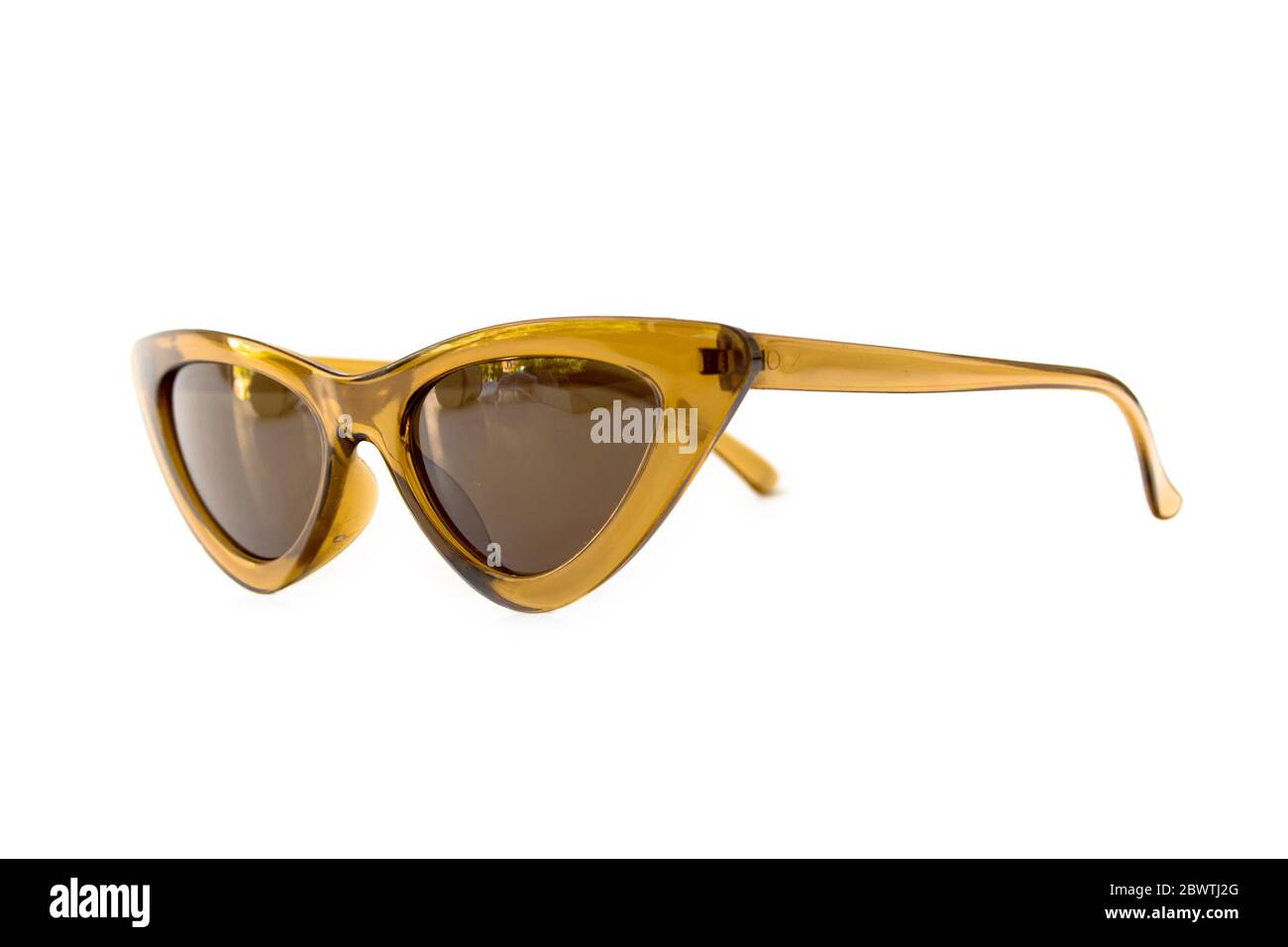 Gelbe Katzen-Augen-Sonnenbrille mit dickem Rahmen auf isoliertem weißem Hintergrund, Seitenansicht Stockfoto