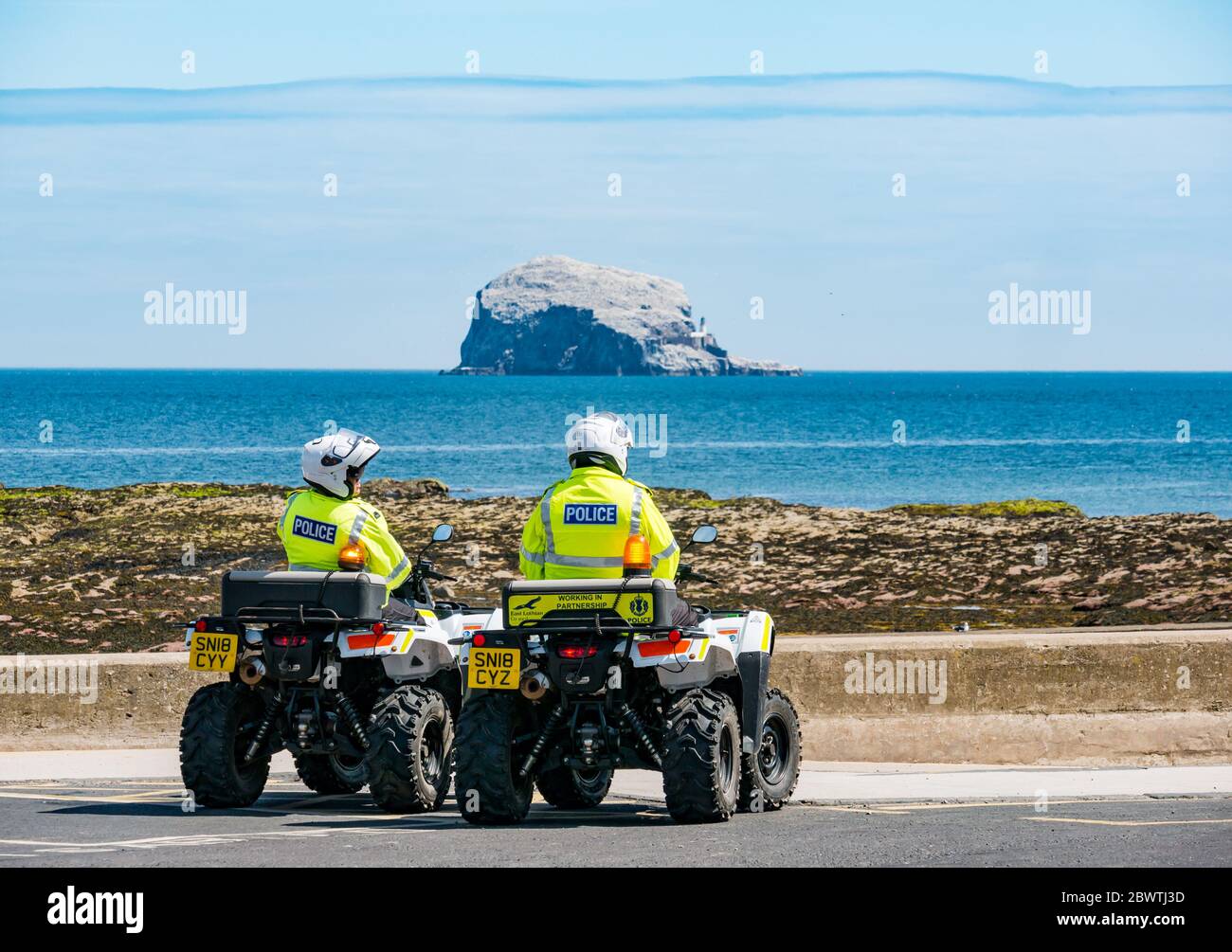 Polizei patrouilliert Strand auf Quad-Bikes, North Berwick, East Lothian, Schottland, Großbritannien Stockfoto