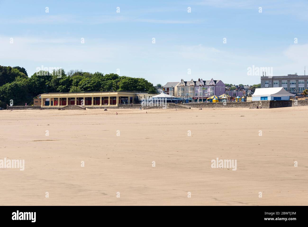 Der Sandstrand von Barry Island ist an einem sonnigen Frühlingsferiennachmittag während der 2020-Krisen des Coronavirus sehr ruhig. Stockfoto