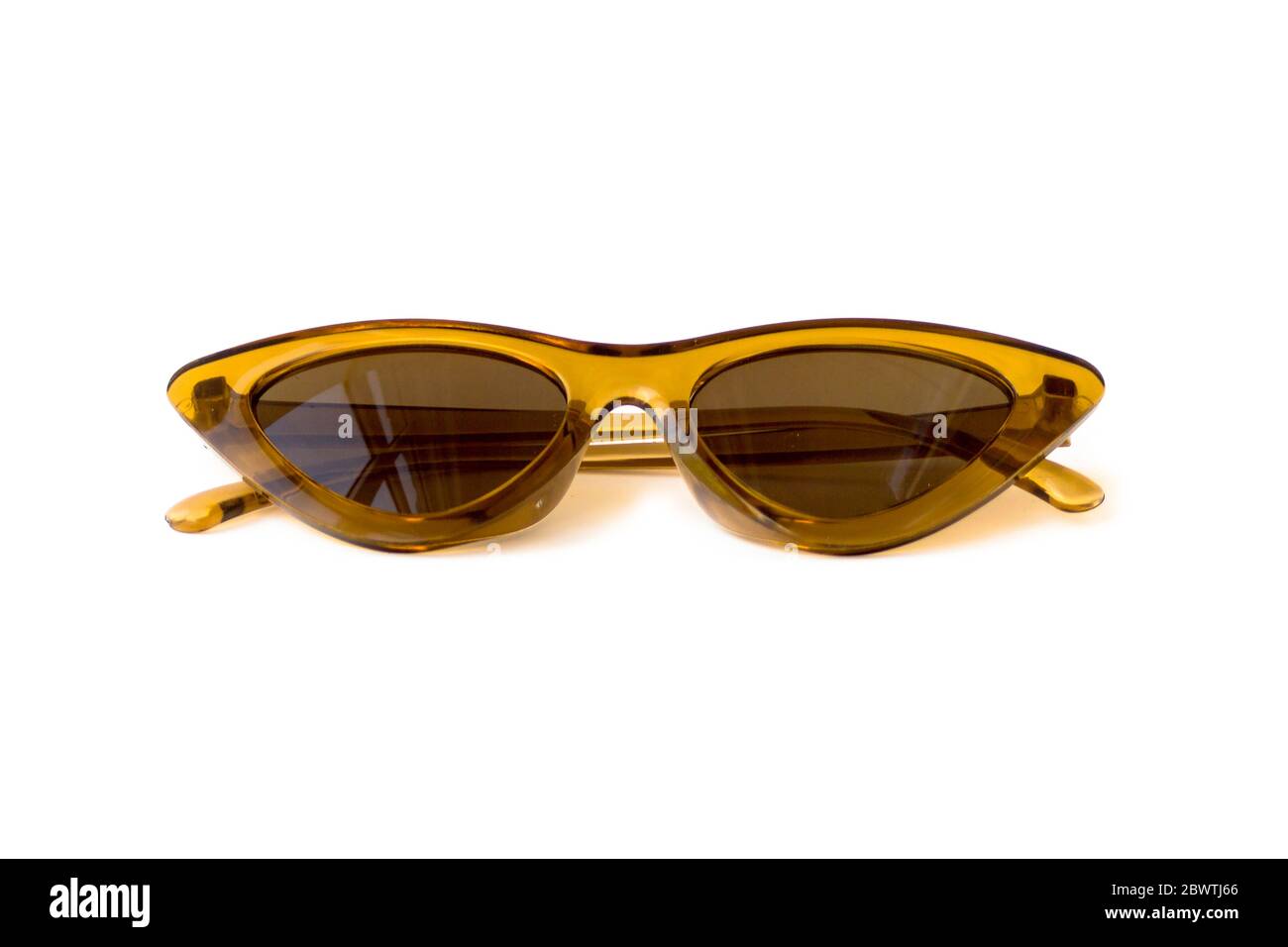 Gelbe Katzenaugen Sonnenbrille mit dickem Rahmen auf isoliertem weißem Hintergrund, gefaltete Vorderansicht Stockfoto