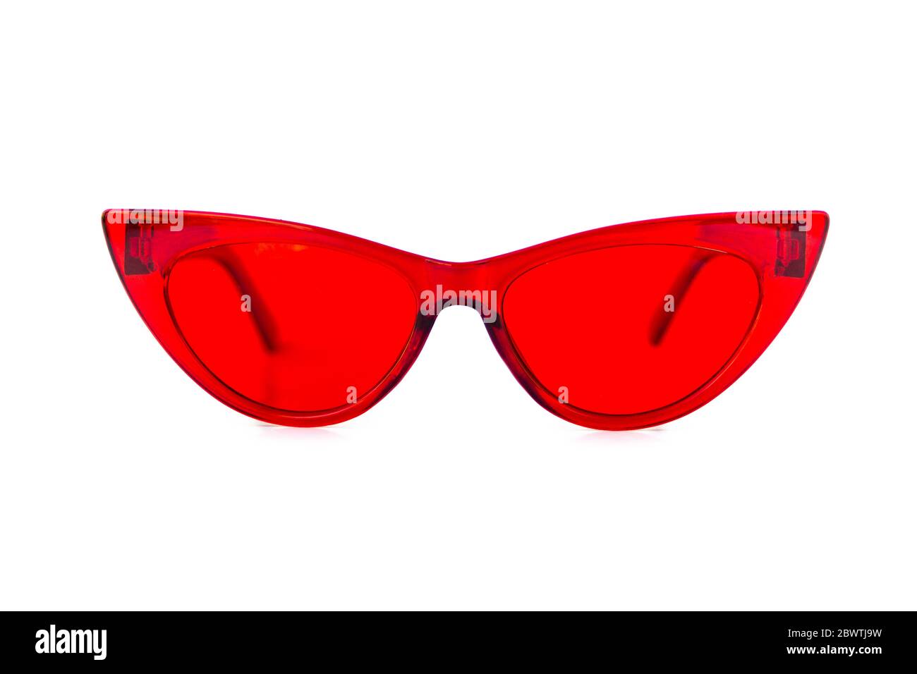 Rote Katzenaugen Sonnenbrille mit dickem Rahmen auf isoliertem weißem Hintergrund, Vorderansicht Stockfoto