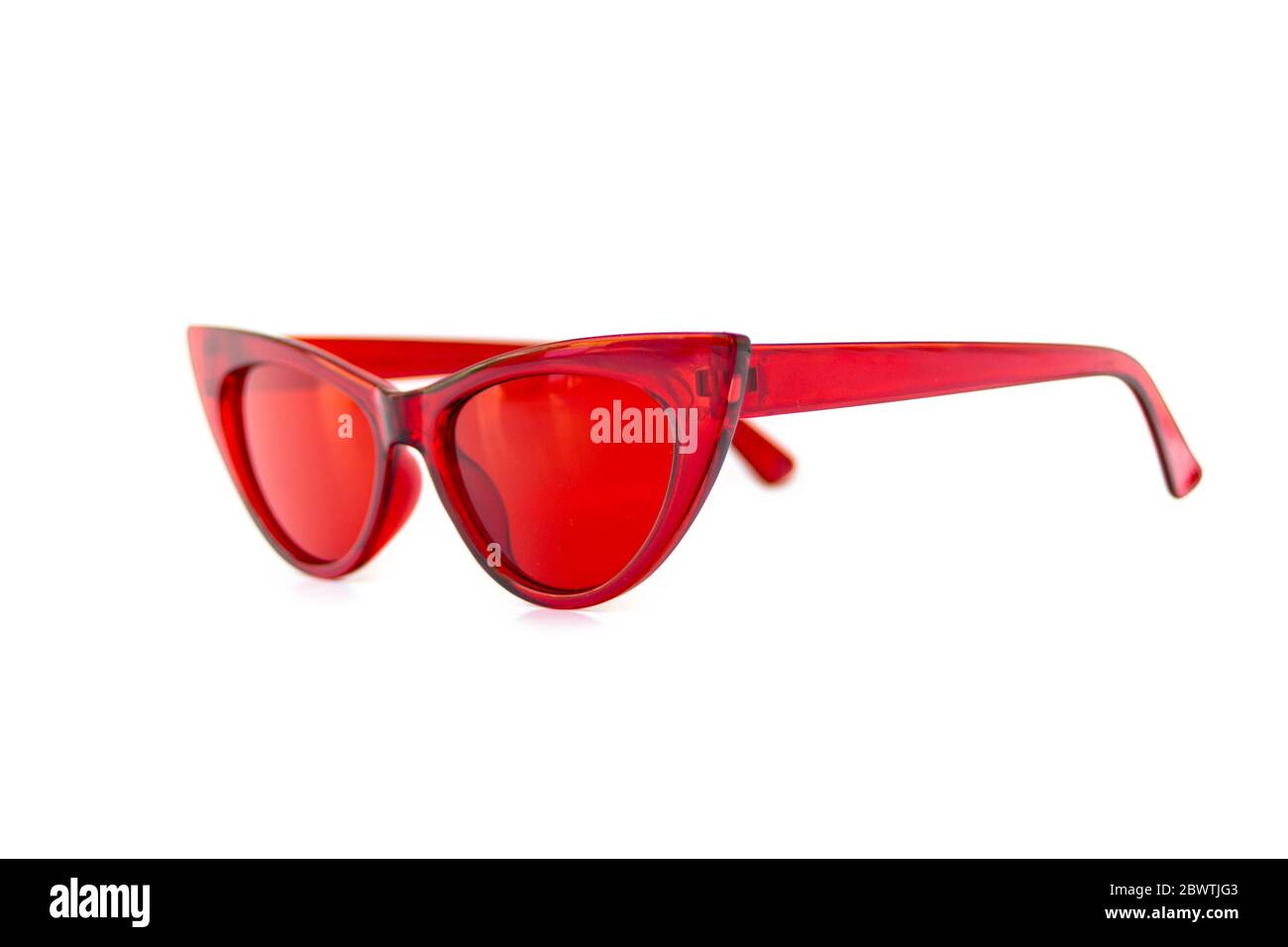 Rote Katze Auge Sonnenbrille mit dicken Rahmen auf isolierten weißen Hintergrund, Seitenansicht Stockfoto