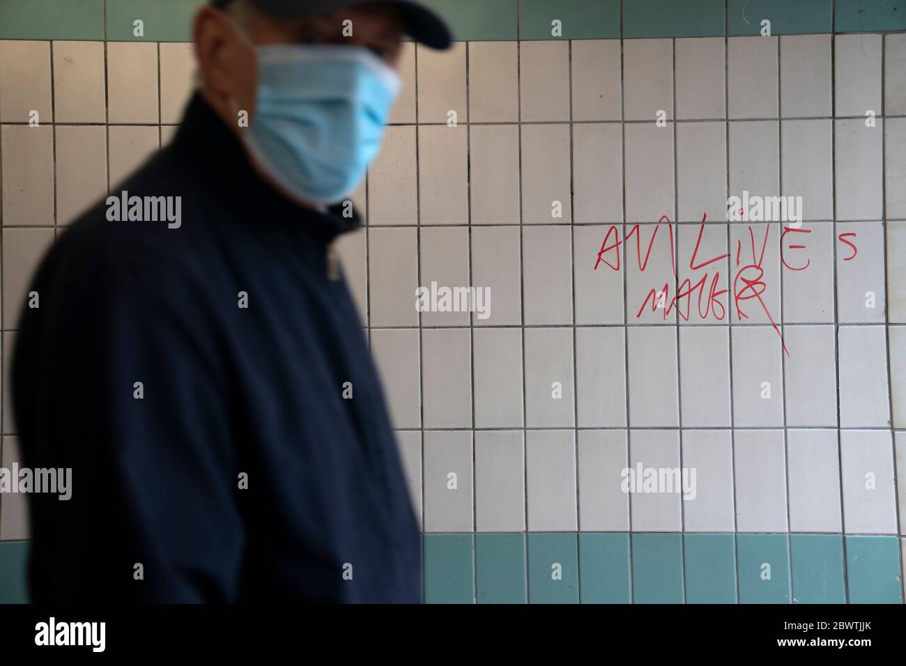 Manchester, Großbritannien. Juni 2020. Ein Mitglied der Öffentlichkeit geht in Bury nahe Manchester an den Graffiti 'All Lives Matter' vorbei, während Black Lives Matter Proteste weltweit nach dem Tod von George Floyd in Minneapolis, Manchester, Großbritannien, in Polizeigewahrsam beobachtet werden. Kredit: Jon Super/Alamy Live News. Stockfoto