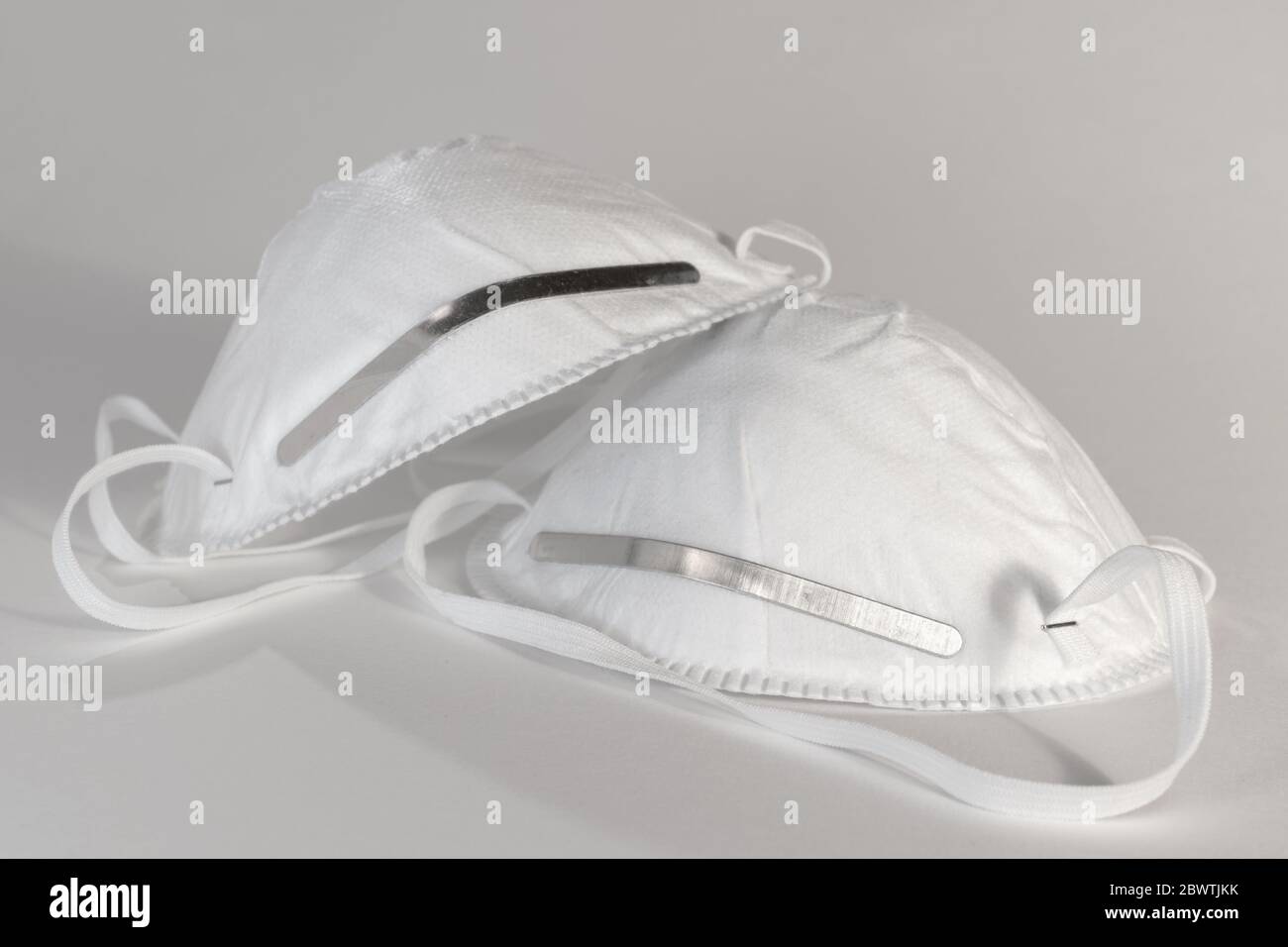Nahaufnahme von zwei weißen Gesichtsmasken auf weißem Hintergrund isoliert Stockfoto