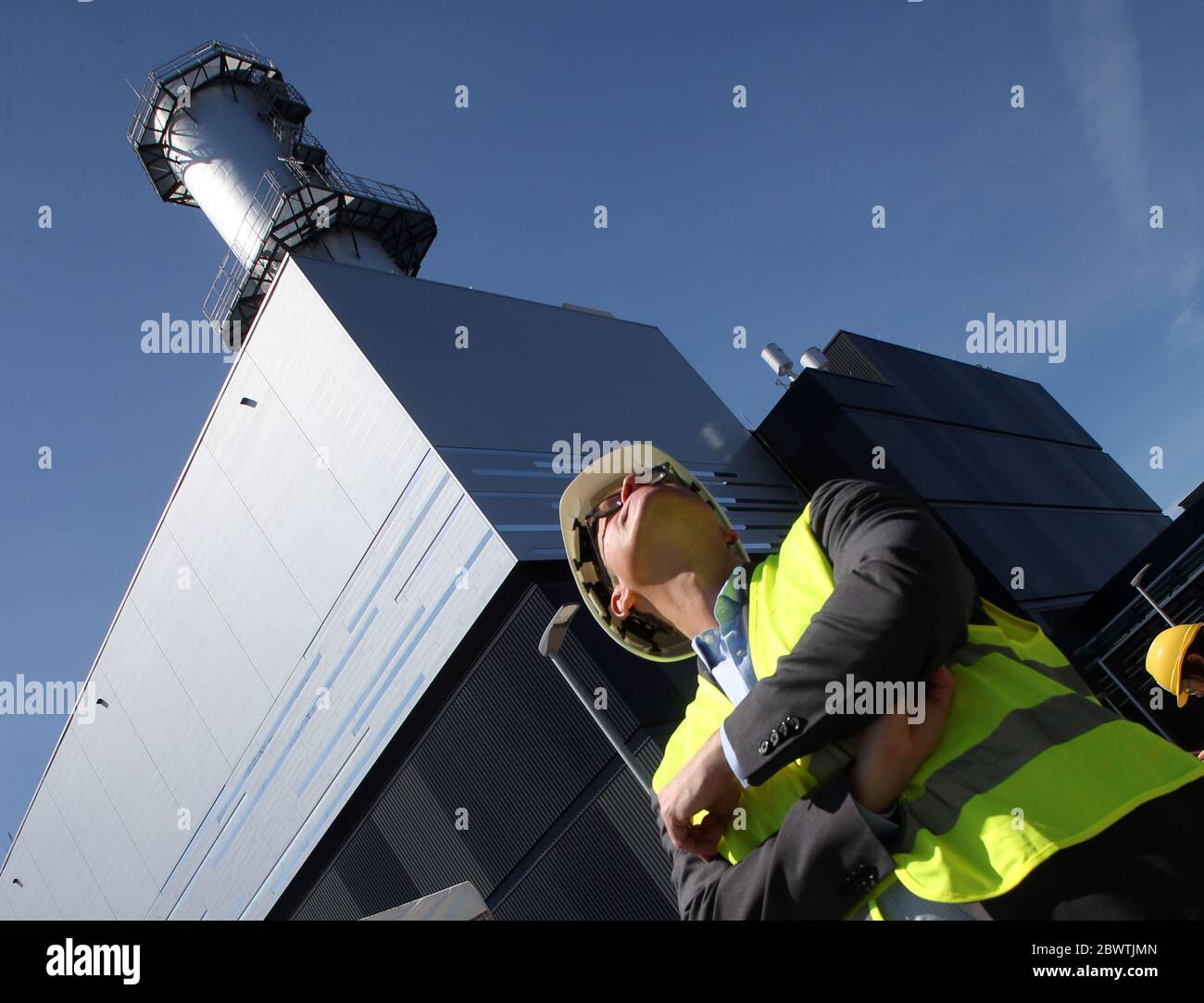 Berlin, Deutschland. Juni 2020. Michael Müller (SPD), Regierender Bürgermeister von Berlin, beteiligt sich an der Inbetriebnahme des neuen Kombikraftwerks GuD im Blockheizkraftwerk Marzahn. Quelle: Wolfgang Kumm/dpa/Alamy Live News Stockfoto