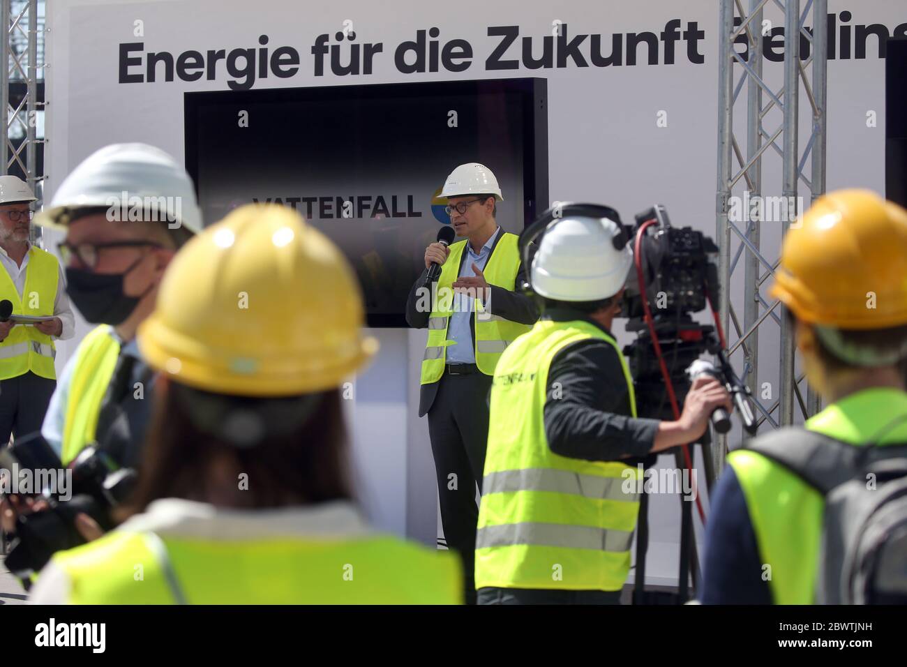 Berlin, Deutschland. Juni 2020. Michael Müller (SPD, M), Regierender Bürgermeister von Berlin, nimmt an der Inbetriebnahme des neuen Kombikraftwerks für Gasturbinen (GuD) im Blockheizkraftwerk Marzahn Teil und hält eine Rede. Quelle: Wolfgang Kumm/dpa/Alamy Live News Stockfoto