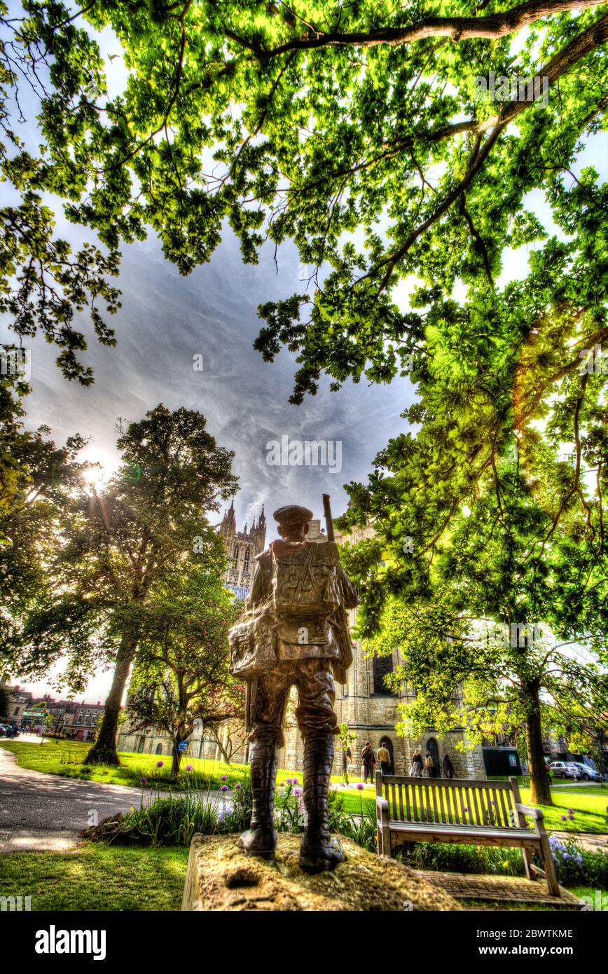 Stadt Canterbury, England. Künstlerische Silhouetten Blick auf das Buffs Memorial mit der Ostfassade façade der Canterbury Cathedral im Hintergrund. Stockfoto