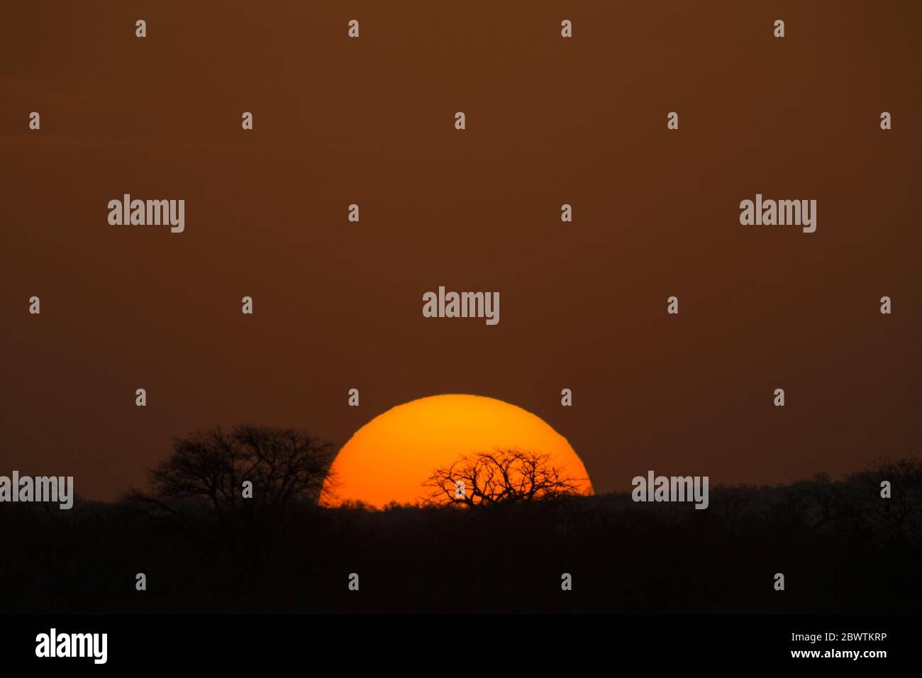 Landschaftsansicht des Sonnenuntergangs am Tono Dam, Ghana, März 2016 Stockfoto