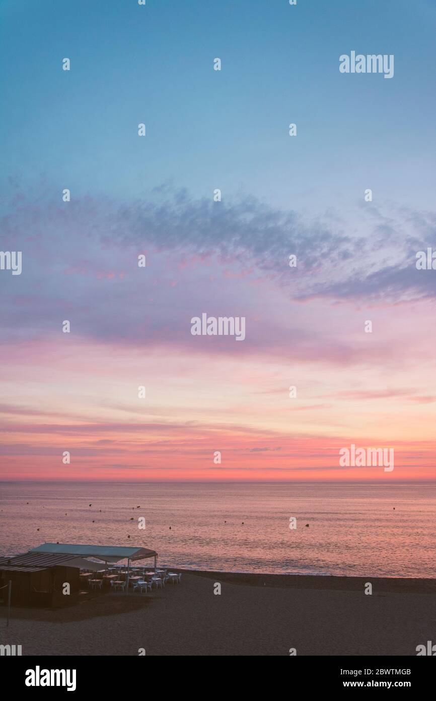 Landschaftlich schöner Blick auf Meer und Strand gegen den Himmel bei Sonnenaufgang Stockfoto