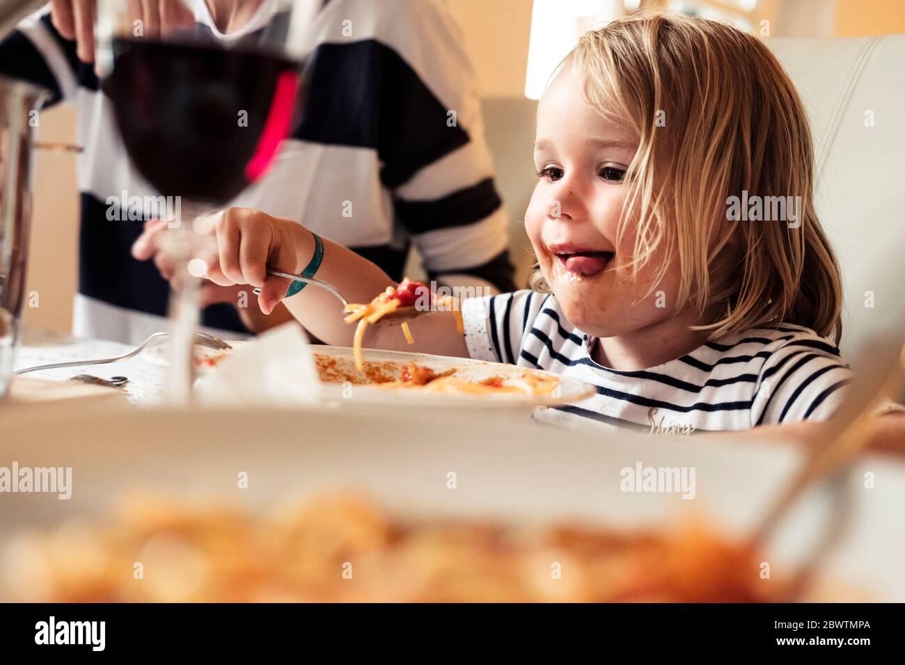 Portrait von glücklichen kleinen Mädchen essen Spaghetti Stockfoto