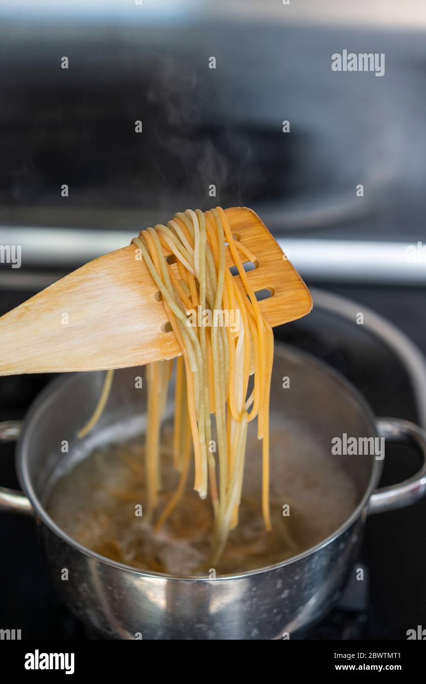 Frische, gekochte Pasta auf einem Spatel, Nahaufnahme Stockfoto