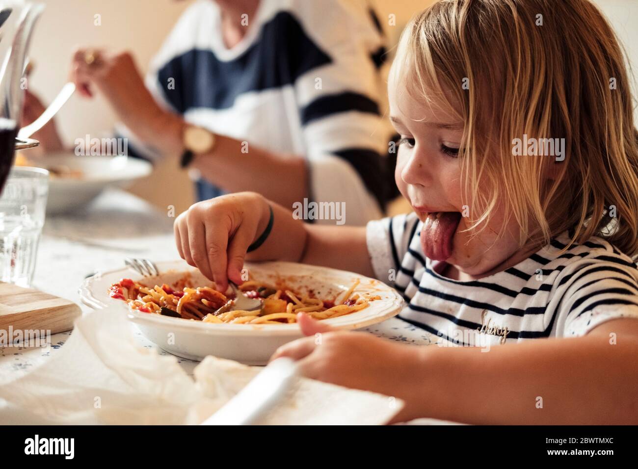 Portrait von kleinen Mädchen essen Spaghetti Stockfoto