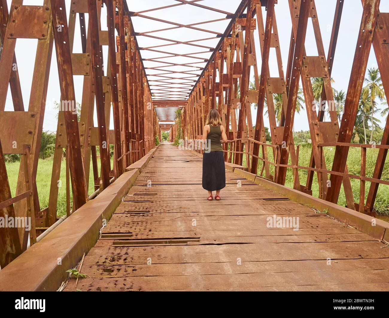 Benin, Mono Department, Grand-Popo, Frau, die mitten auf einer alten Eisenbrücke steht Stockfoto