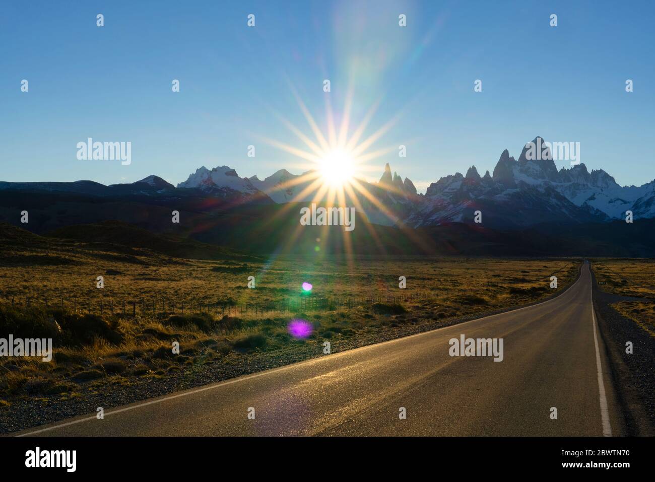 Straße nach El Chalten bei Sonnenuntergang, Patagonien, Argentinien Stockfoto