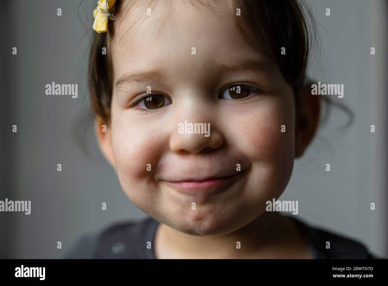 Porträt von lächelnden kleinen Mädchen mit braunen Augen Stockfoto