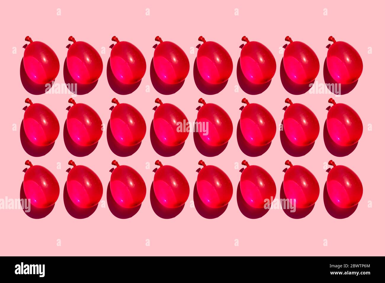 Studio Aufnahme von Reihen von roten Wasserballons Stockfoto