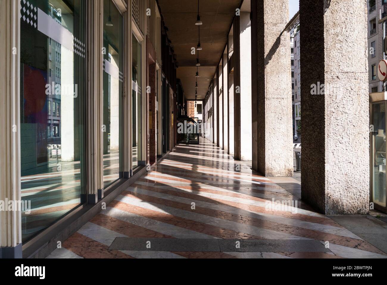 Italien, Mailand, leerer Bürgersteig während des COVID-19 Ausbruchs Stockfoto