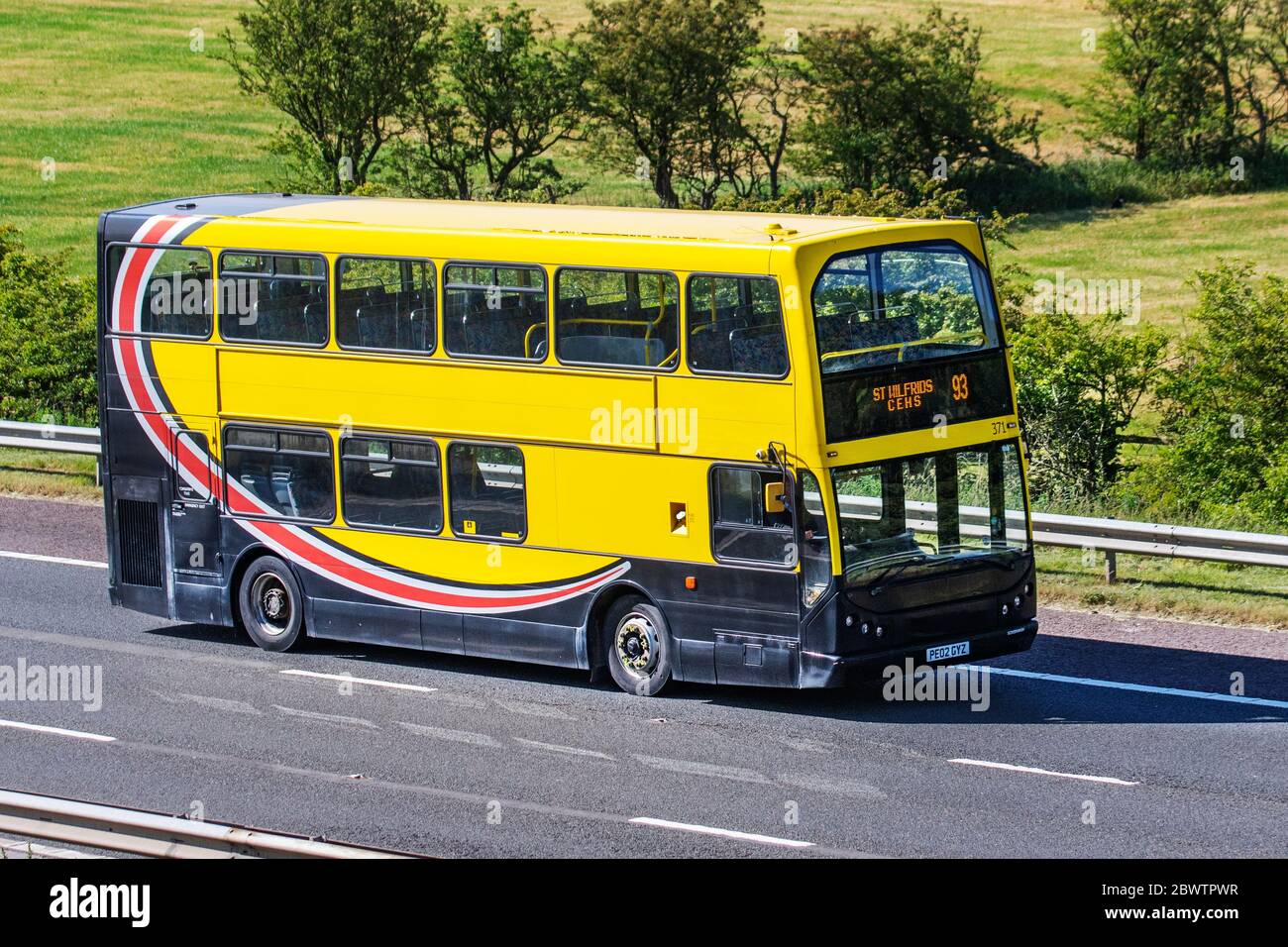 2002 St Wilfred's Black Yellow DAF Doppeldeckerbus Busreisen; Intercity- und interregionaler PSV-Busbetreiber auf der M61 Motorway, Großbritannien Stockfoto