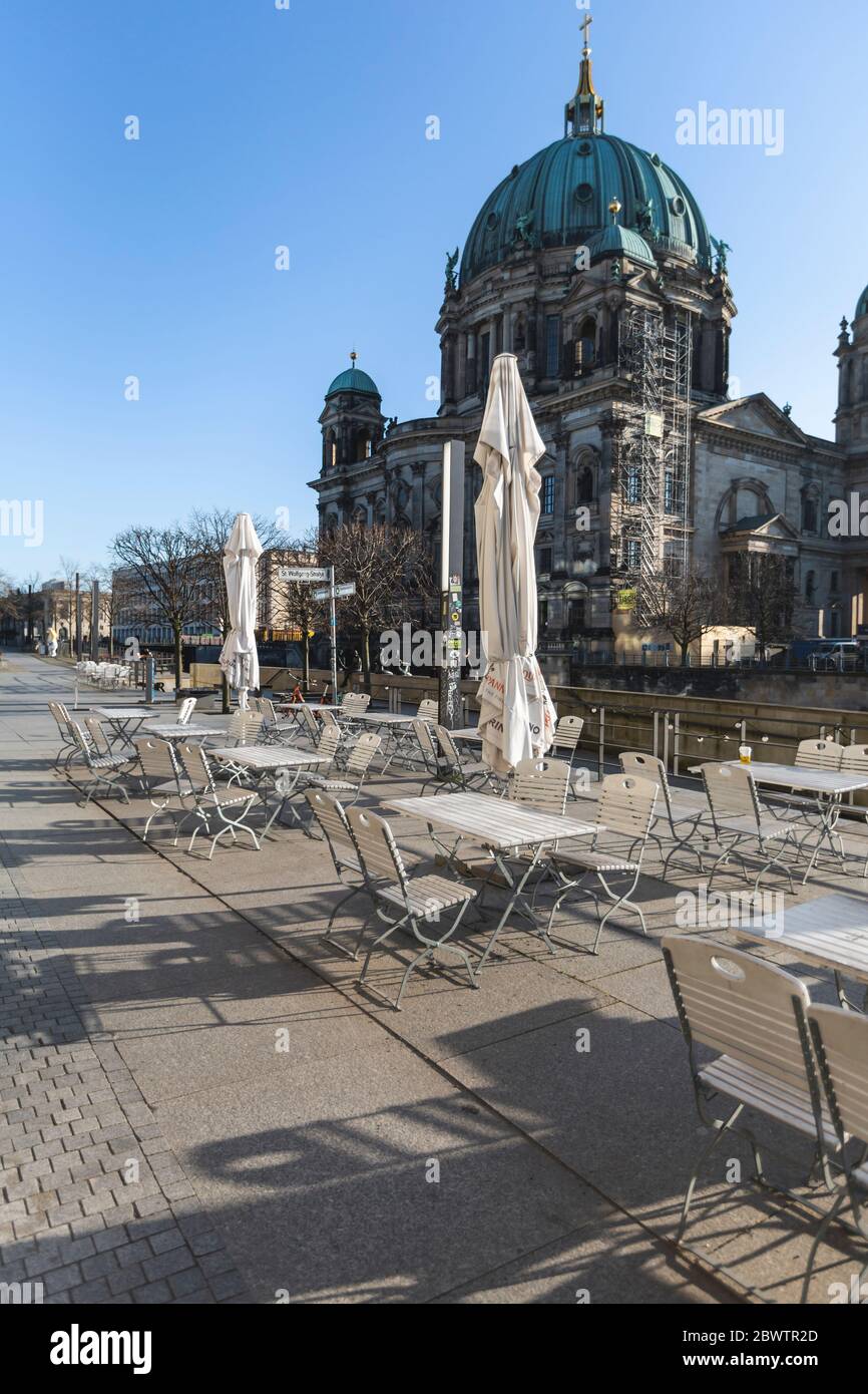 Deutschland, Berlin, leere Stühle und Tische vor dem Berliner Dom während der COVID-19 Epidemie Stockfoto