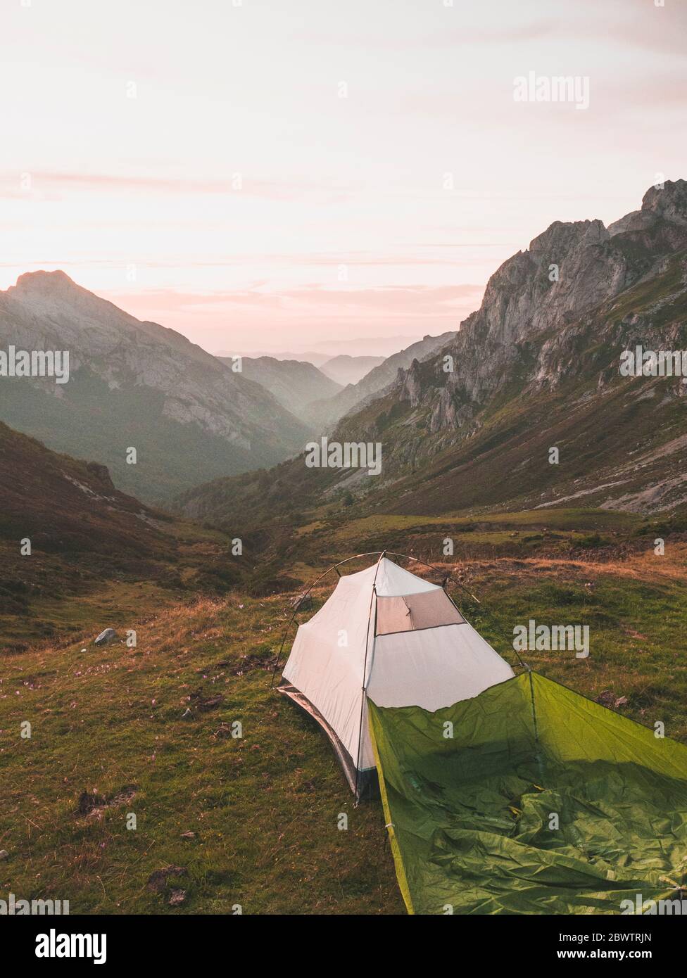 Spanien, Kantabrien, Weisses Zelt in Picos de Europa im Morgengrauen Stockfoto