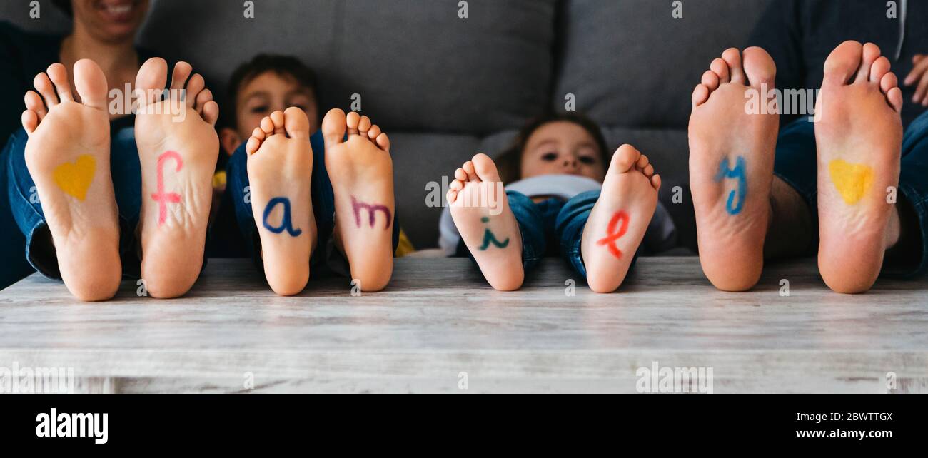 Sohlen der Füße mit dem Wort Familie Stockfoto