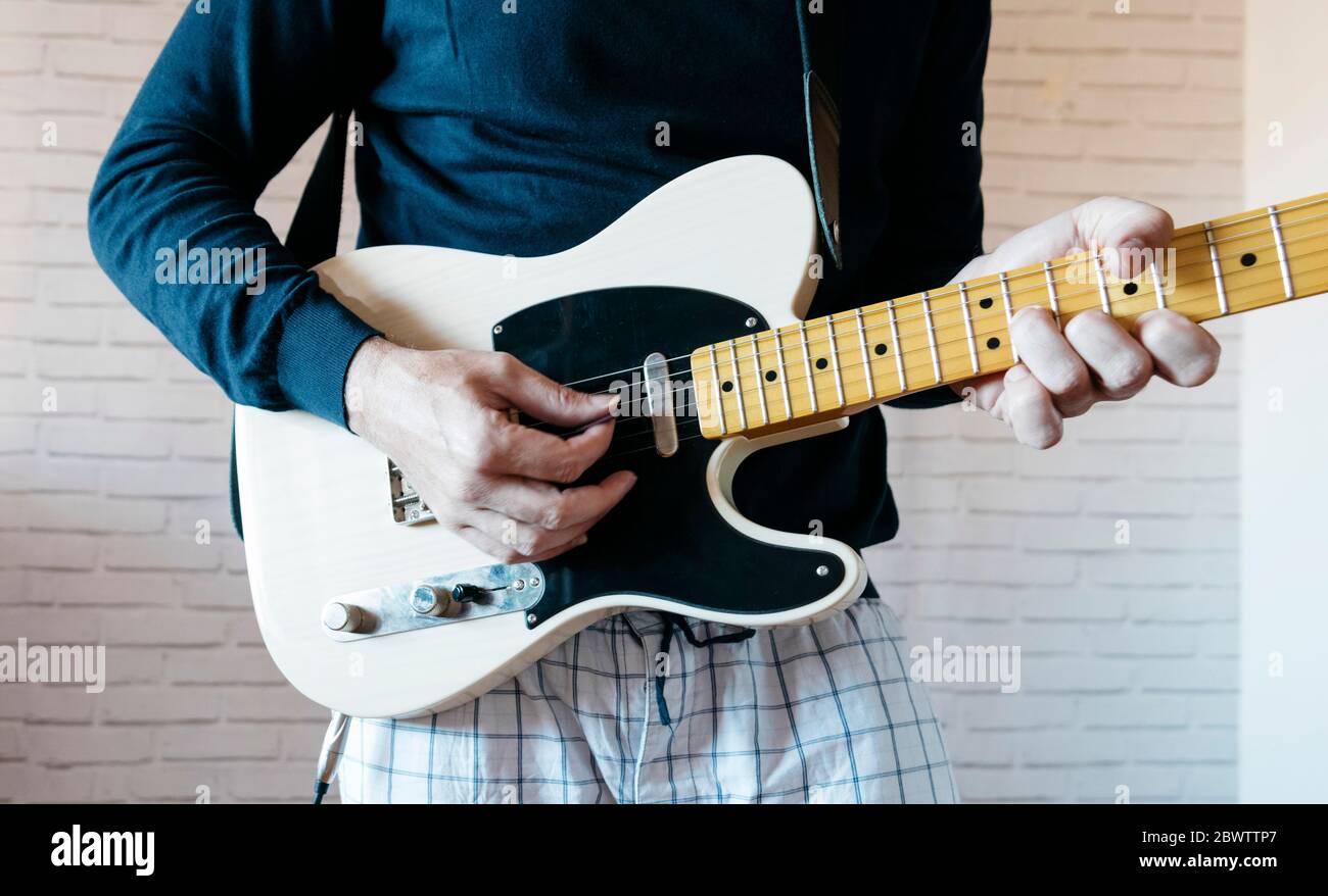 Crop Ansicht des Mannes, der E-Gitarre spielt Stockfoto