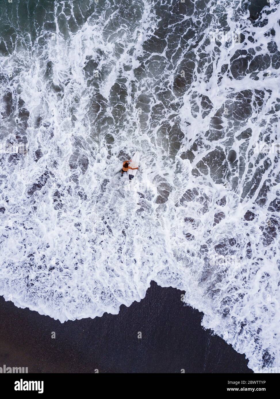 Indonesien, Bali, Pererenan Beach, Luftaufnahme des eintauchenden Surfers Stockfoto