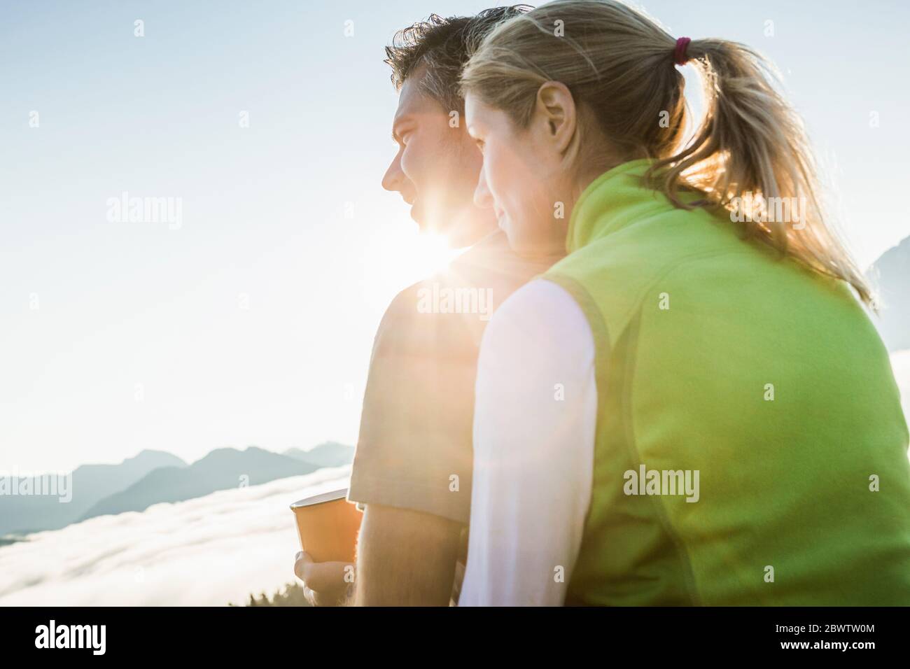 Paar in den Bergen bei Sonnenaufgang, Achenkirch, Österreich Stockfoto