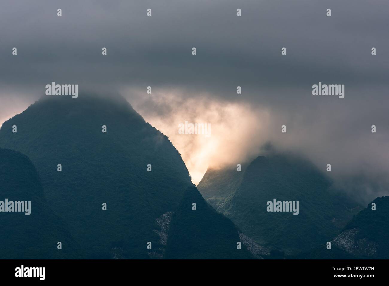 Blick auf den Li Fluss von einem Berggipfel in einem bewölkten Morgen, Guilin, China Stockfoto