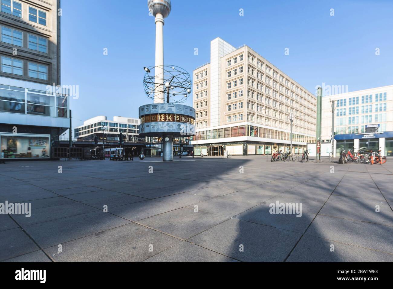 Deutschland, Berlin, Alexanderplatz mit Weltzeituhr und Fernsehturm Berlin während der COVID-19 Epidemie Stockfoto