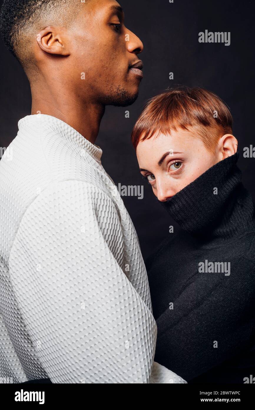 Studio-Portrait von gemischtem Rennpaar Stockfoto