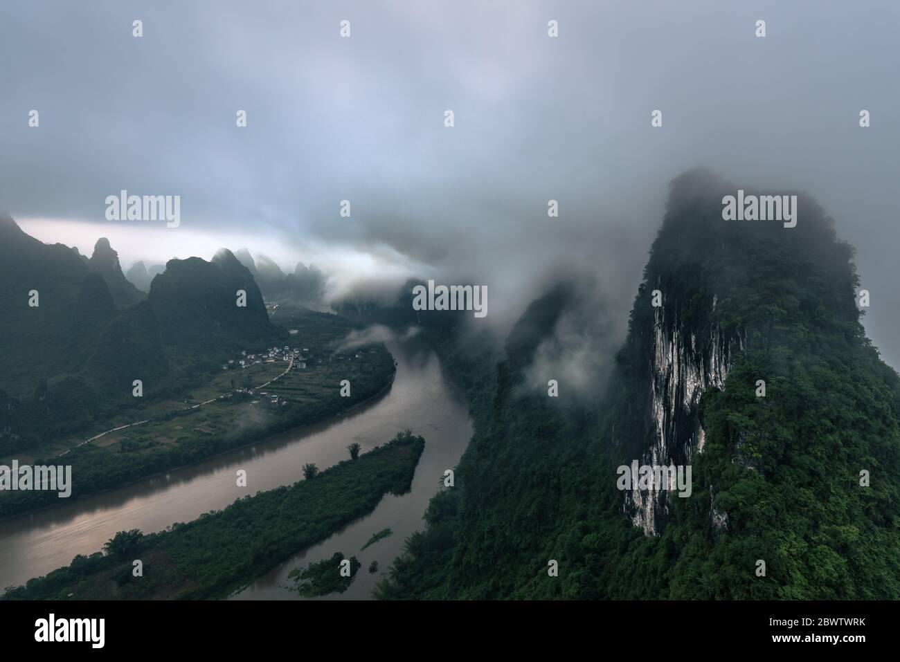 Blick auf den Li Fluss von einem Berggipfel in einem bewölkten Morgen, Guilin, China Stockfoto