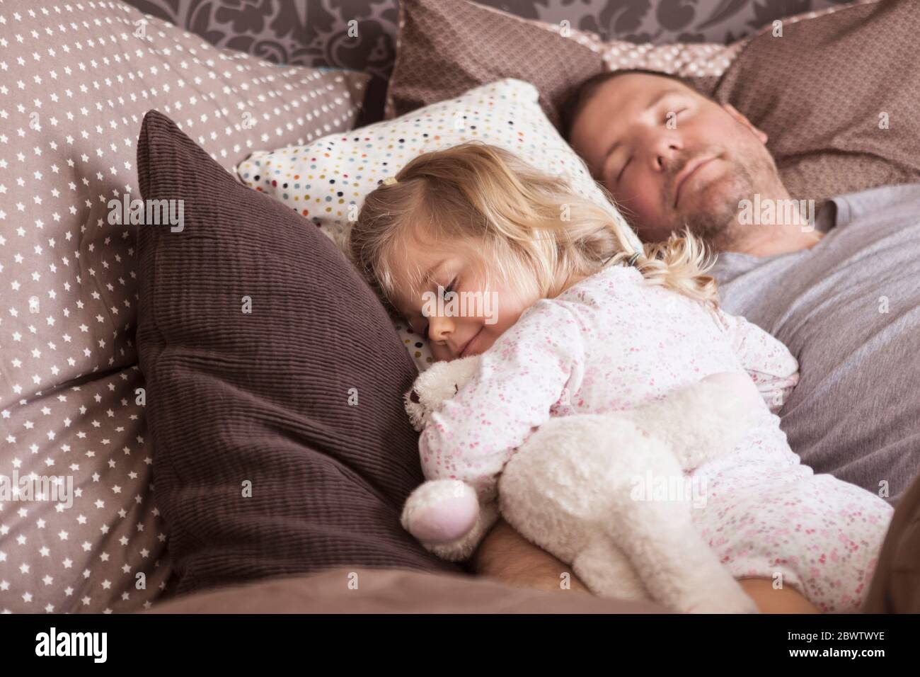 Vater Und Tochter Im Bett Tochter schlafen -Fotos und -Bildmaterial in hoher Auflösung – Alamy