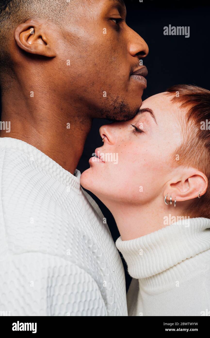 Studio-Portrait von liebevollen gemischten Rennpaar Stockfoto