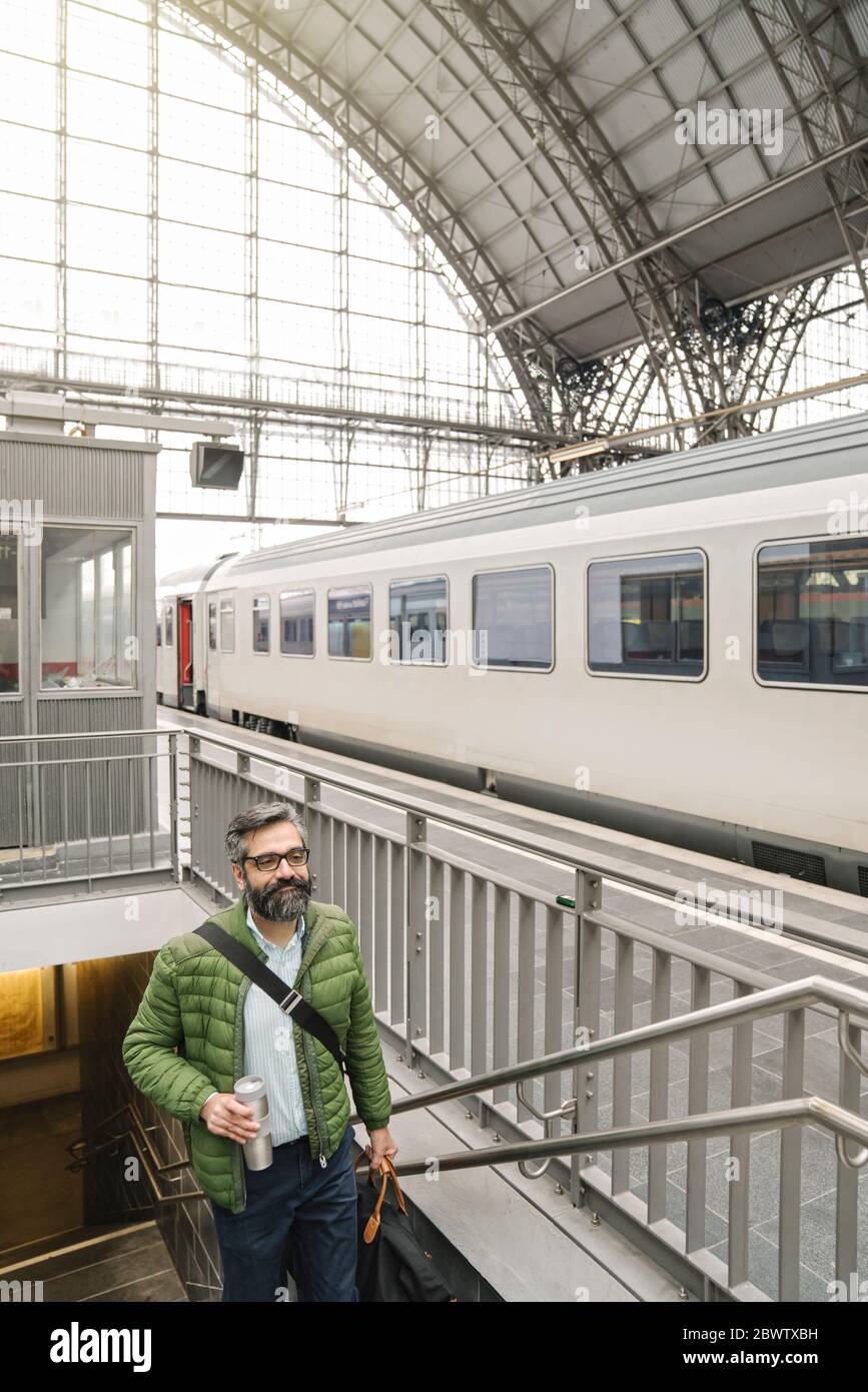 Mann, der am Bahnhof die Treppe hoch ging Stockfoto