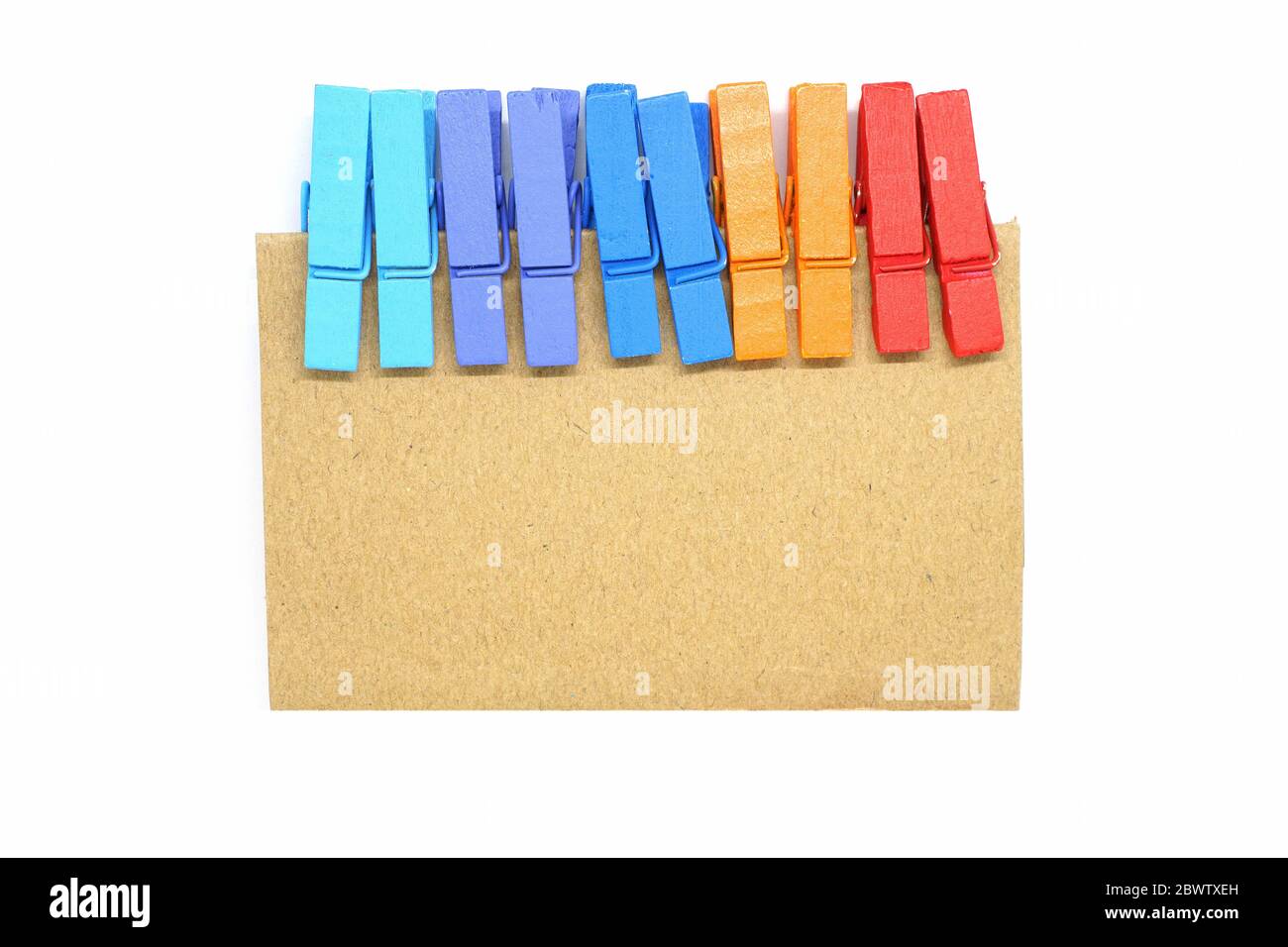 Isolierter brauner Notizblock mit buntem Clip auf weißem Hintergrund. Stockfoto